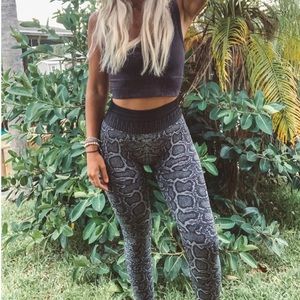 ✨ Lele Active Dunes Anaconda Leggings ✨